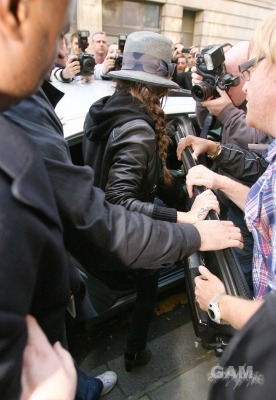 Cheryl_Cole_leaving_Radio_1_in_London_131009_86.jpg