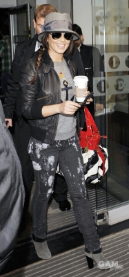 Cheryl_Cole_leaving_Radio_1_in_London_131009_87.jpg