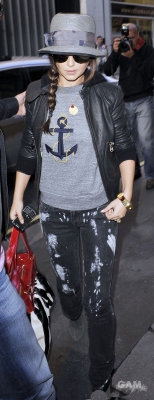 Cheryl_Cole_leaving_Radio_1_in_London_131009_94.jpg