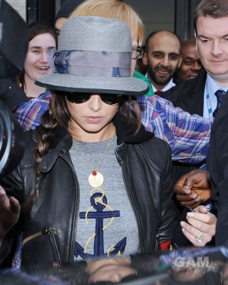 Cheryl_Cole_leaving_Radio_1_in_London_131009_96.jpg