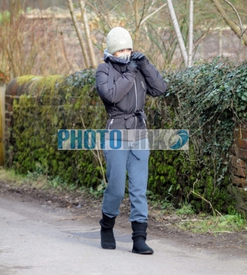 Cheryl_Cole_Spending_afternoon_on_a_long_walk_300109_5.JPG