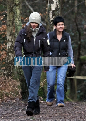 Cheryl_Cole_Spending_afternoon_on_a_long_walk_300109_7.JPG