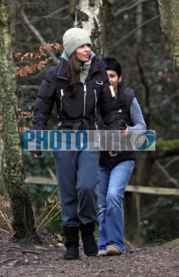 Cheryl_Cole_Spending_afternoon_on_a_long_walk_300109_9.JPG