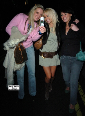 Sarah_Harding_leaves_Umbaba_club_27_02_05_28529.jpg