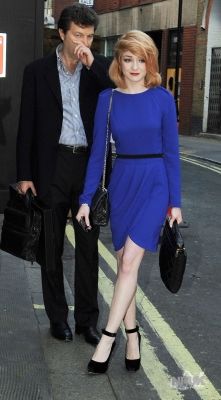 Nicola_Roberts_leaving_The_Ivy_151009_14.jpg