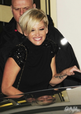 Girls_Aloud_leaving_X_Factor_studios_181009_124.jpg