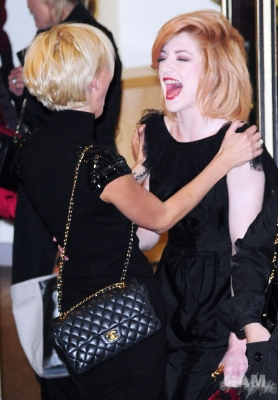 Girls_Aloud_leaving_X_Factor_studios_181009_73.jpg