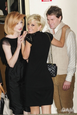 Girls_Aloud_leaving_X_Factor_studios_181009_78.jpg