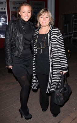 Kimberley_Walsh_with_her_mum_spotted_in_Machester_171009_1.jpg