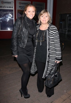 Kimberley_Walsh_with_her_mum_spotted_in_Machester_171009_4.jpg