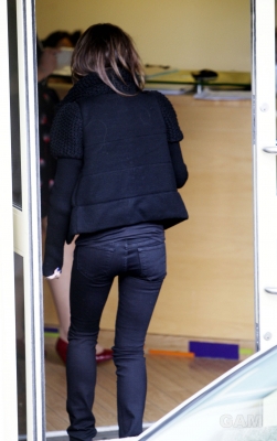 Cheryl_Cole_arrives_leaves_at_X_Factor_studios_231009_8.jpg