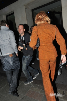 Nicola_Roberts_arrives_at_the_Mayfair_hotel_271009_14.jpg