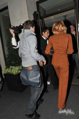 Nicola_Roberts_arrives_at_the_Mayfair_hotel_271009_18.jpg