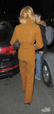 Nicola_Roberts_arrives_at_the_Mayfair_hotel_27_10_09_284329.jpg