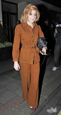 Nicola_Roberts_arrives_at_the_Mayfair_hotel_27_10_09_285429.jpg