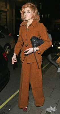 Nicola_Roberts_arrives_at_the_Mayfair_hotel_27_10_09_287129.jpg