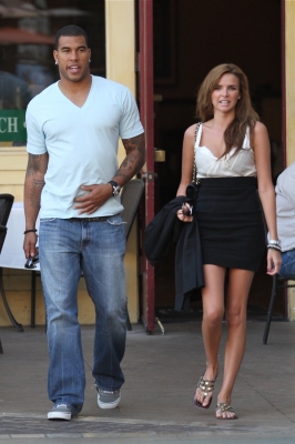 Nadine_Coyle_shopping_in_Hollywood_291009_13.jpg