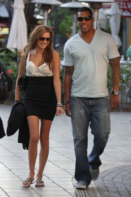 Nadine_Coyle_shopping_in_Hollywood_291009_18.jpg