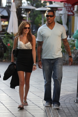 Nadine_Coyle_shopping_in_Hollywood_291009_31.jpg