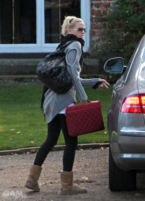 Sarah_Harding_arrives_for_a_private_recording_session_countryside_021109_1.jpg