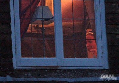 Sarah_Harding_arrives_for_a_private_recording_session_countryside_021109_12.jpg