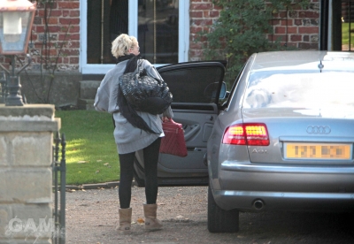 Sarah_Harding_arrives_for_a_private_recording_session_countryside_021109_5.jpg