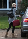Sarah_Harding_arrives_for_a_private_recording_session_countryside_021109_1.jpg