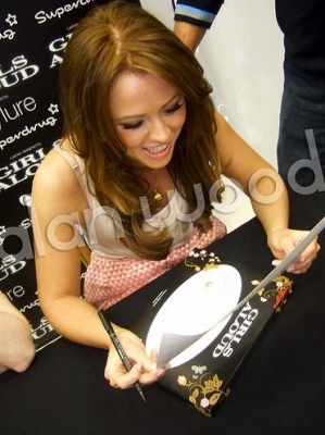 Girls_Aloud_Eylure_Signing_8_04_09_8.jpg