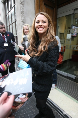 Kimberley_Walsh_seen_leaving_the_Radio_One_Studios_091109_11.jpg