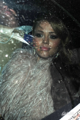 Kim_attends_the_Cosmopolitan_Ultimate_Women_Awards_11_11_09_43.jpg