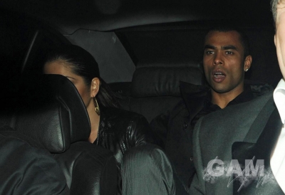 Cheryl_Ashley_Cole_and_Nicola_leaving_the_Royal_Albert_Hall_121109_28.jpg