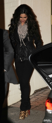 Cheryl_Cole_leaving_XFactor_Studios_151109_16.jpg