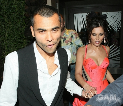 Cheryl_and_Ashley_Cole_at_Kanaloa_Nightclub_211109_19.jpg