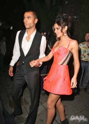 Cheryl_and_Ashley_Cole_at_Kanaloa_Nightclub_211109_30.jpg