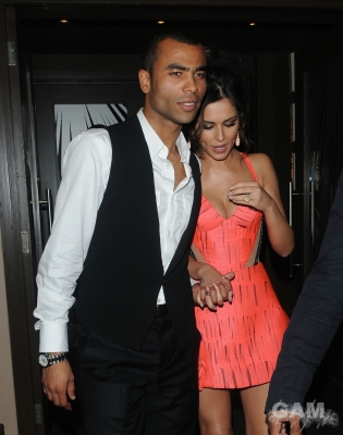 Cheryl_and_Ashley_Cole_at_Kanaloa_Nightclub_211109_77.jpg