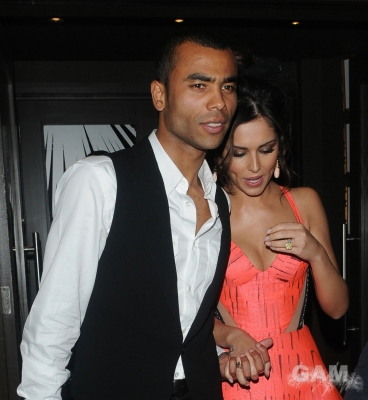 Cheryl_and_Ashley_Cole_at_Kanaloa_Nightclub_211109_92.jpg