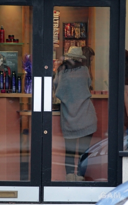 Sarah_Harding_goes_to_self-tan_treatment_at_a_local_salon_241109_11.jpg