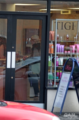 Sarah_Harding_goes_to_self-tan_treatment_at_a_local_salon_241109_14.jpg
