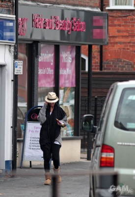 Sarah_Harding_goes_to_self-tan_treatment_at_a_local_salon_241109_15.jpg