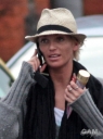 Sarah_Harding_goes_to_self-tan_treatment_at_a_local_salon_241109_1.jpg