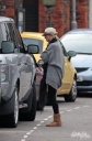 Sarah_Harding_goes_to_self-tan_treatment_at_a_local_salon_241109_10.jpg