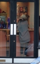 Sarah_Harding_goes_to_self-tan_treatment_at_a_local_salon_241109_11.jpg