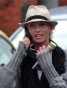 Sarah_Harding_goes_to_self-tan_treatment_at_a_local_salon_241109_2.jpg