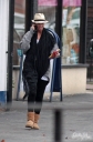 Sarah_Harding_goes_to_self-tan_treatment_at_a_local_salon_241109_4.jpg