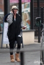 Sarah_Harding_goes_to_self-tan_treatment_at_a_local_salon_241109_5.jpg