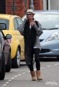 Sarah_Harding_goes_to_self-tan_treatment_at_a_local_salon_241109_8.jpg