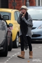 Sarah_Harding_goes_to_self-tan_treatment_at_a_local_salon_241109_9.jpg
