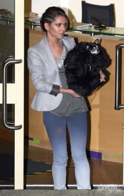 Cheryl_Cole_leaving_Fountain_Studios_271109_10.jpg