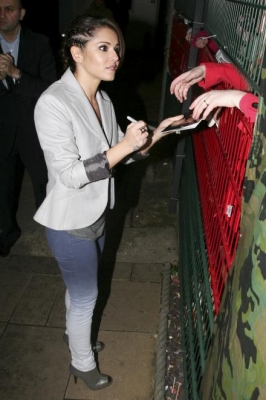 Cheryl_Cole_leaving_Fountain_Studios_271109_29.jpg