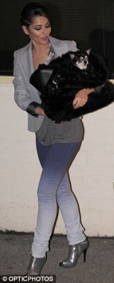 Cheryl_Cole_leaving_Fountain_Studios_271109_33.jpg